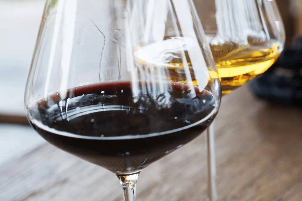 具备这6点特征的葡萄酒,适合多放几年再喝!
