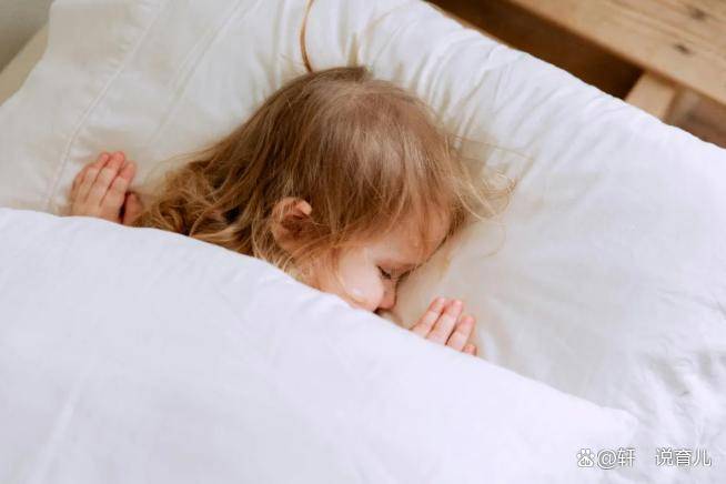 为什么宝宝一睡觉就会“投降”？孩子们喜欢把手举起来睡觉，所以最好不要打扰他们！_睡眠_父母_怀抱