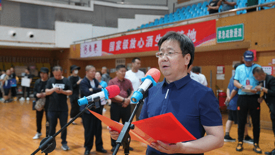 省毽球协会会长张建爽宣布比赛开幕;天津市静海区体育局副局长马天众