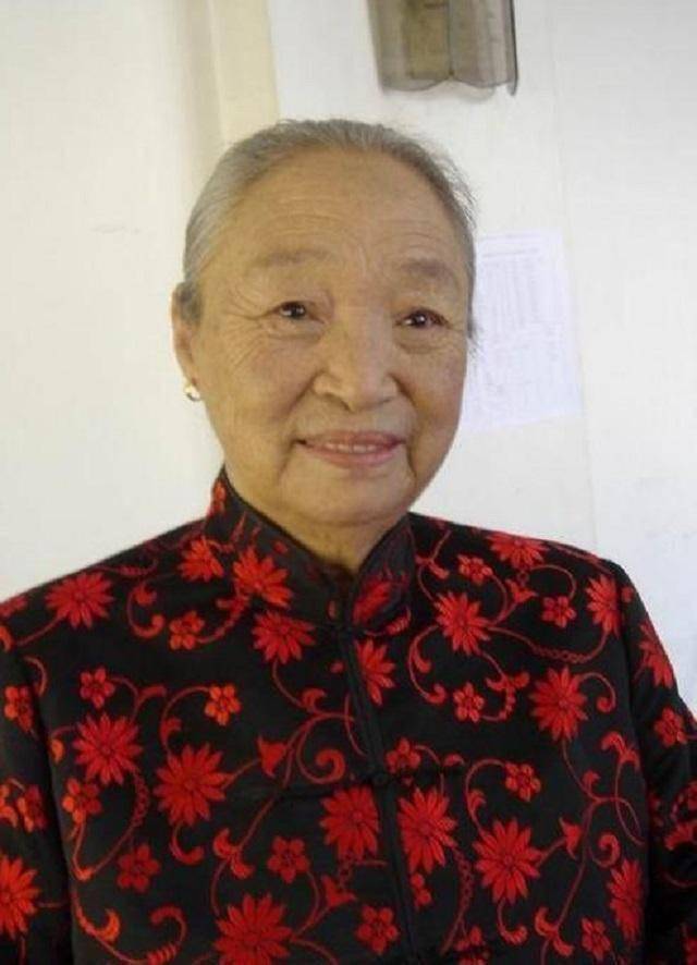 她是国家一级演员,因病去世千人含泪送别,23岁孙子更是国人骄傲_柏青