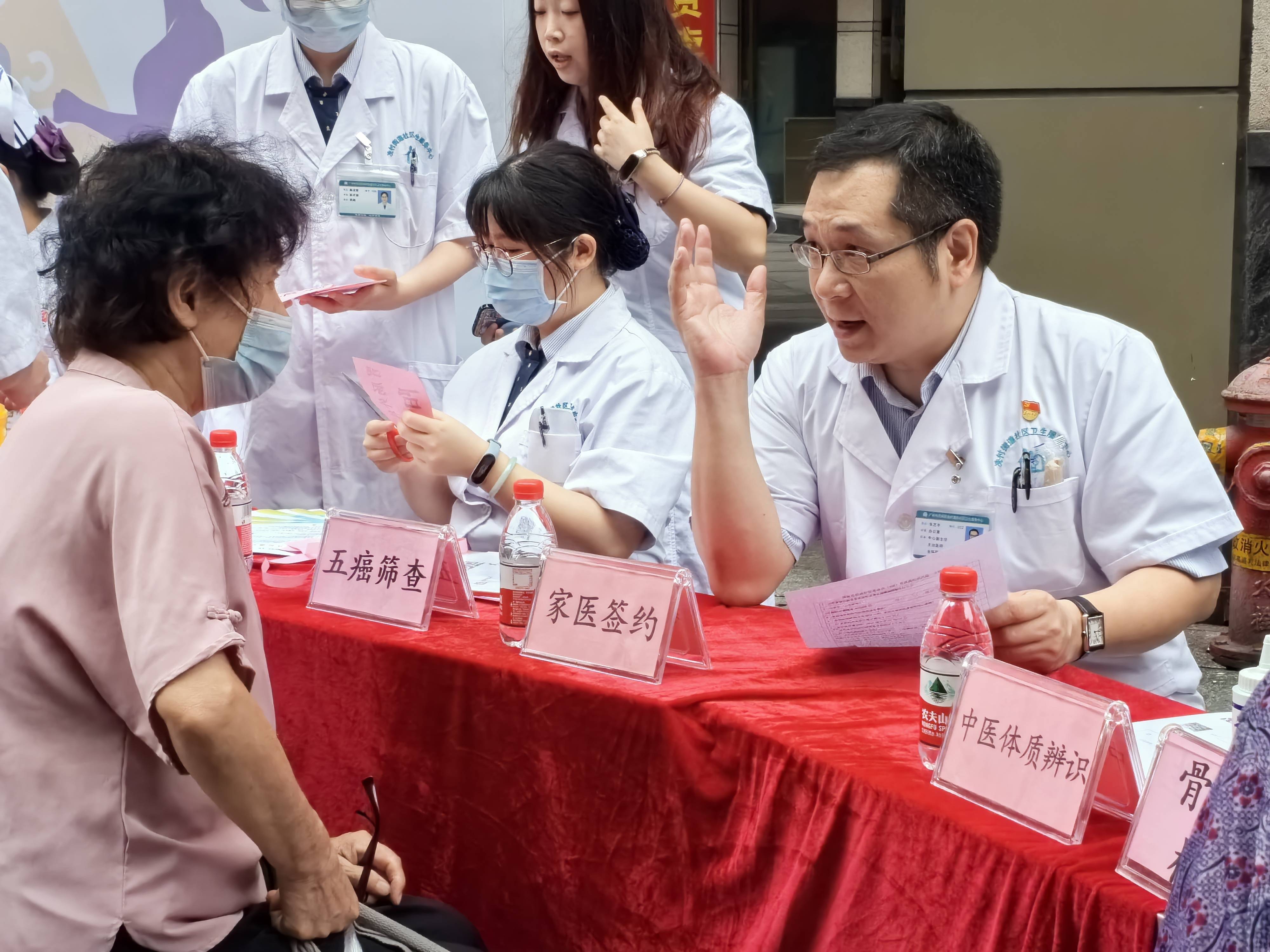 社区居民现场学八段锦!广州天河冼村街开展义诊咨询活动
