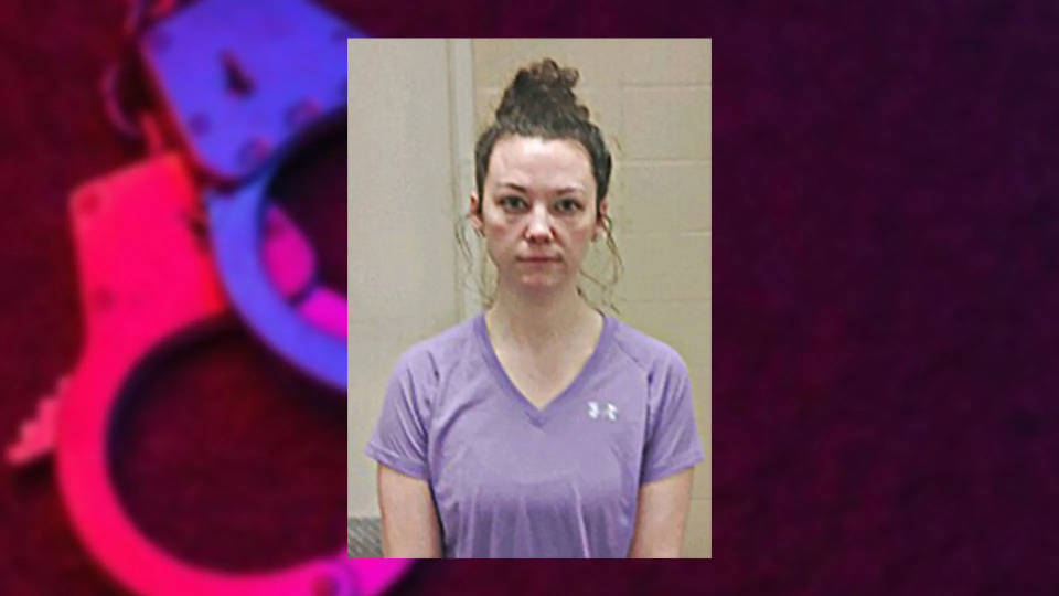 美国女教师入狱13年,和未成年男生多次"行为不当",曾因受爱戴上电视