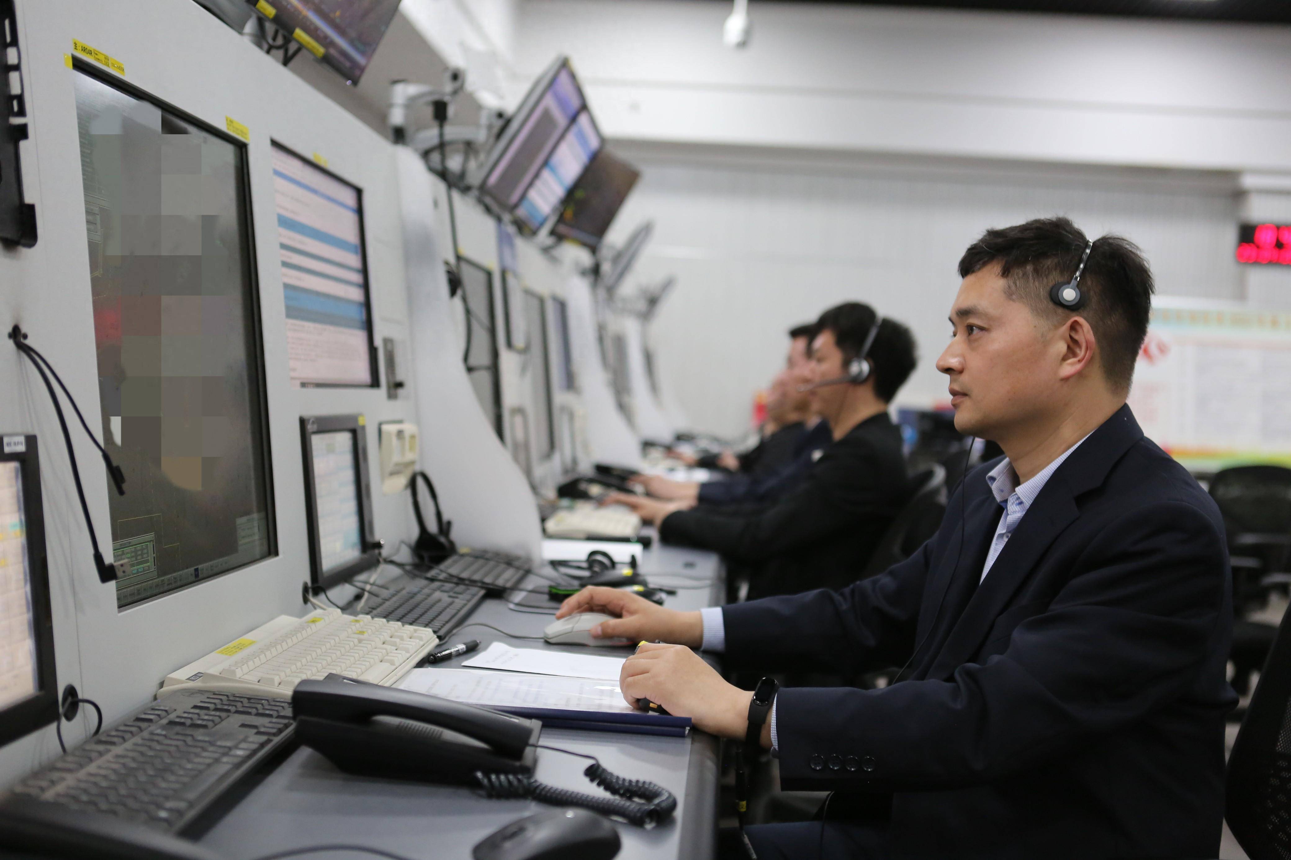 当时正值新郑机场晚高峰,河南空管分局区域管制室的管制员接到北京区