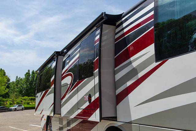 真"移动大平层"!12米车长带3个拓展,实拍中天航金龙a型房车