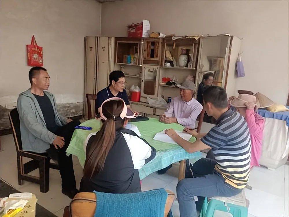 入户调解去年6月,以青海省监狱民警教育训练基地副主任张坤为驻村第一