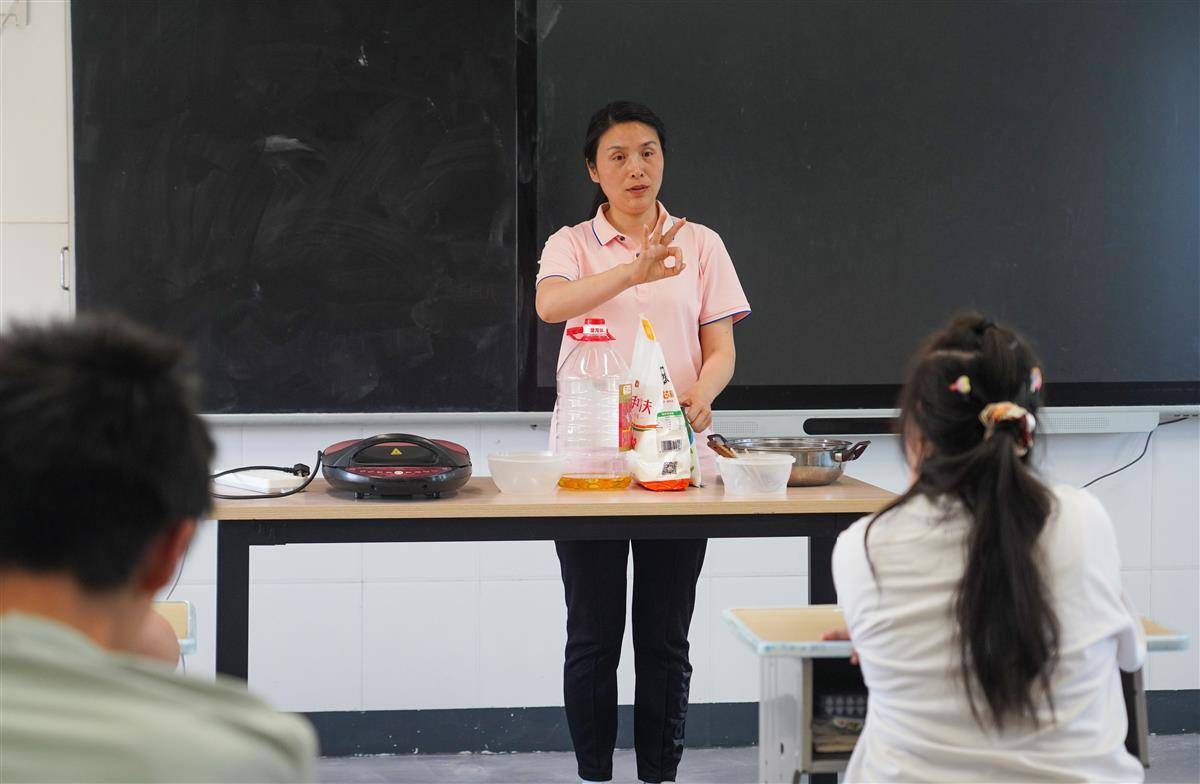 王桂梅是看着潘双琴长大的,1995年,她入职江夏聋哑学校(江夏特校前身)