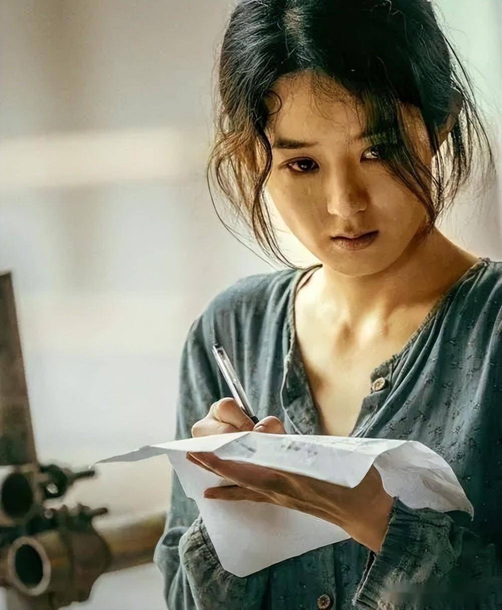 有种"整容"叫公司包装,鞠婧祎直接"换头",周笔畅判若两人_因为_赵丽颖