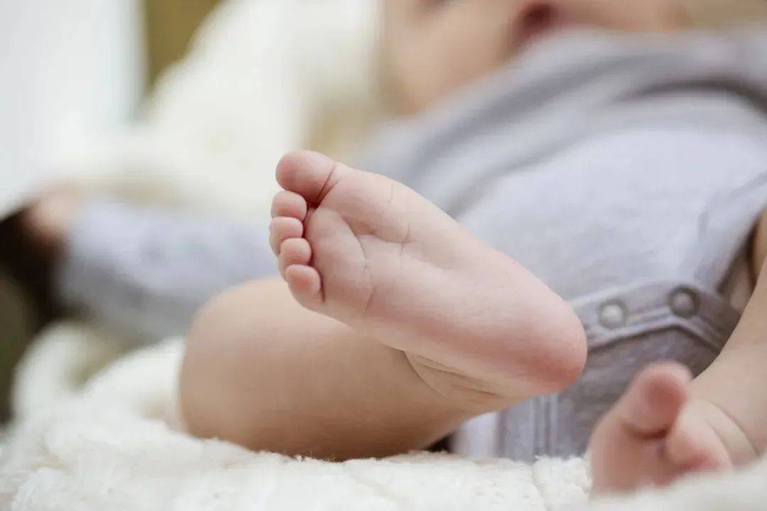 月销百万的宝宝鞋，是怎么一点点「毁掉」孩子腿的？