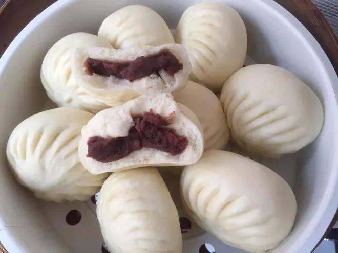 原料:红豆,陈皮,面粉,冰糖做法:1,红豆浸泡3小时,锅中加清水和一点