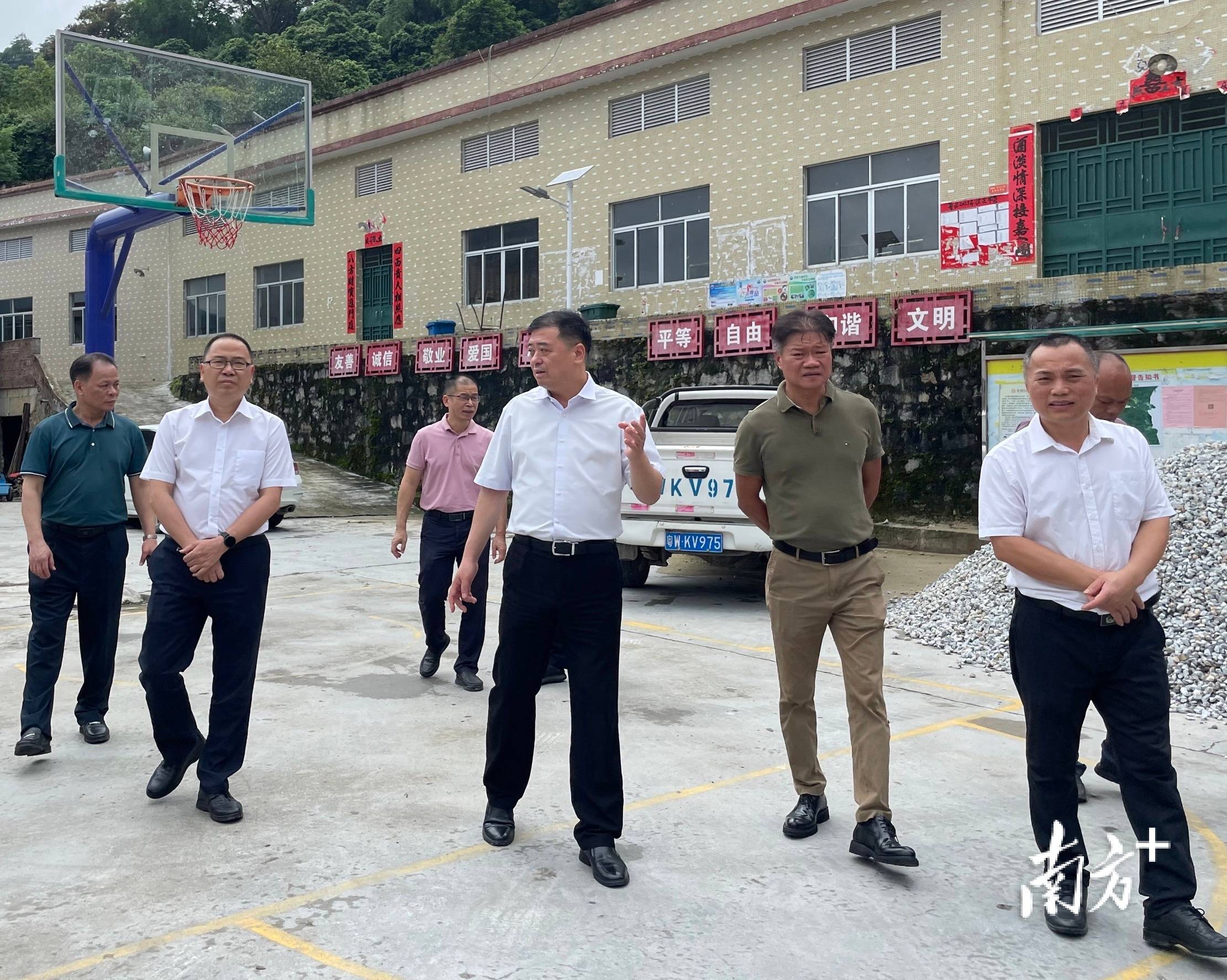 在水浪村委曹田村,陈哲江仔细察看村容村貌提升,人