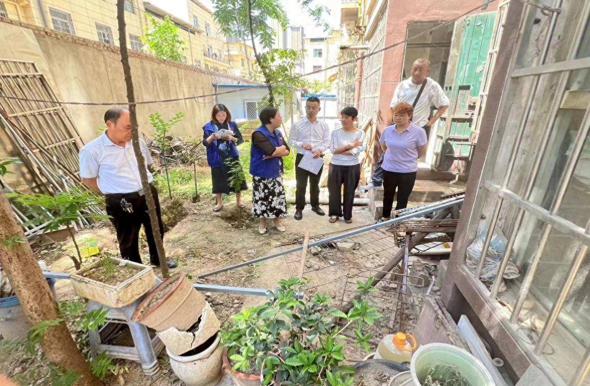 两个邻居的握手 警律联动 巧妙化解矛盾纠纷 调解 双方 社区