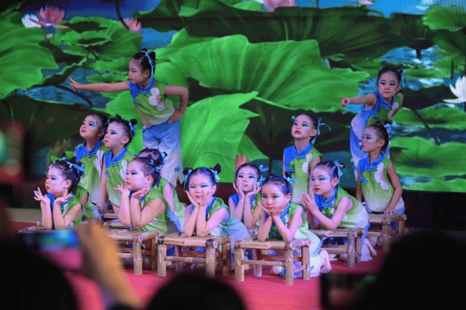 碚都佳园公租房社区邻里节开展文艺汇演(重庆市公租房管理局供图)据