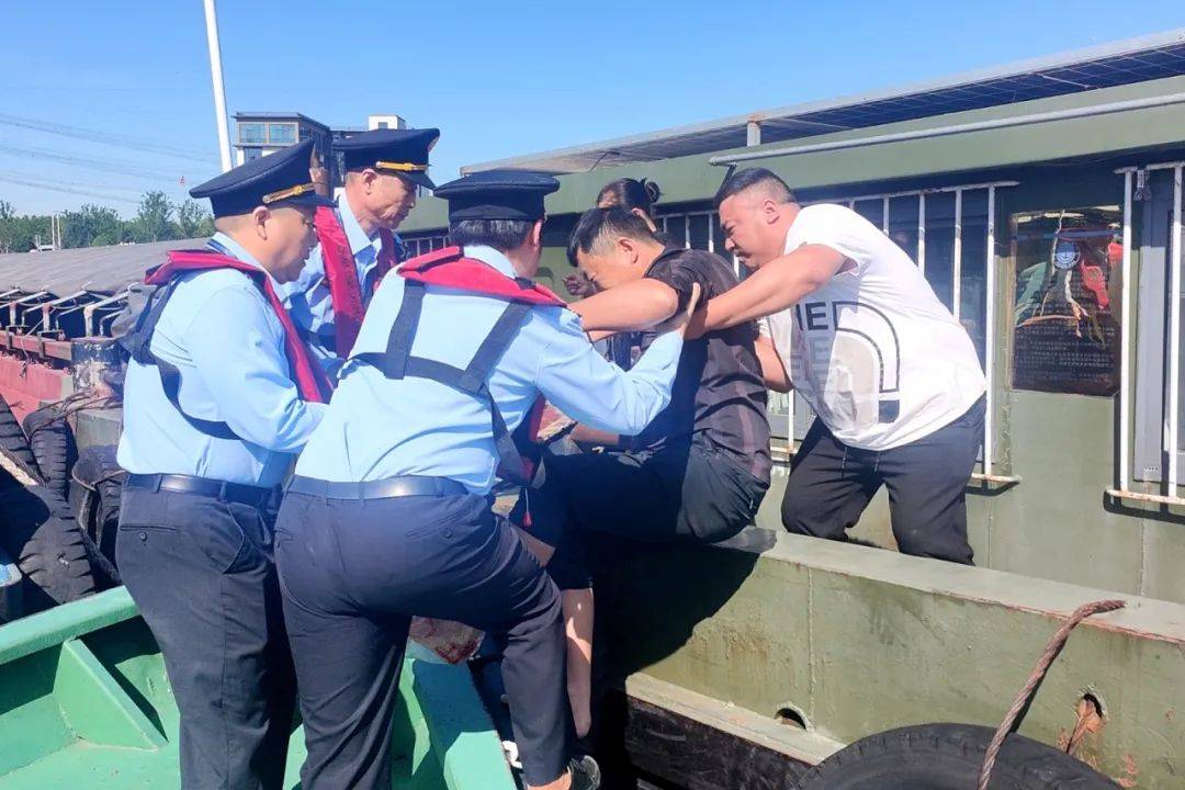 脚部受伤,交通执法队紧急救援10分钟后,救护车到达原五福码头,执法