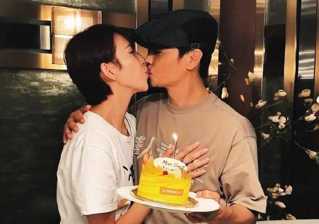 张晋50岁生日晒全家福,俩女儿长成翻版蔡少芬,儿子烫卷发像爸爸