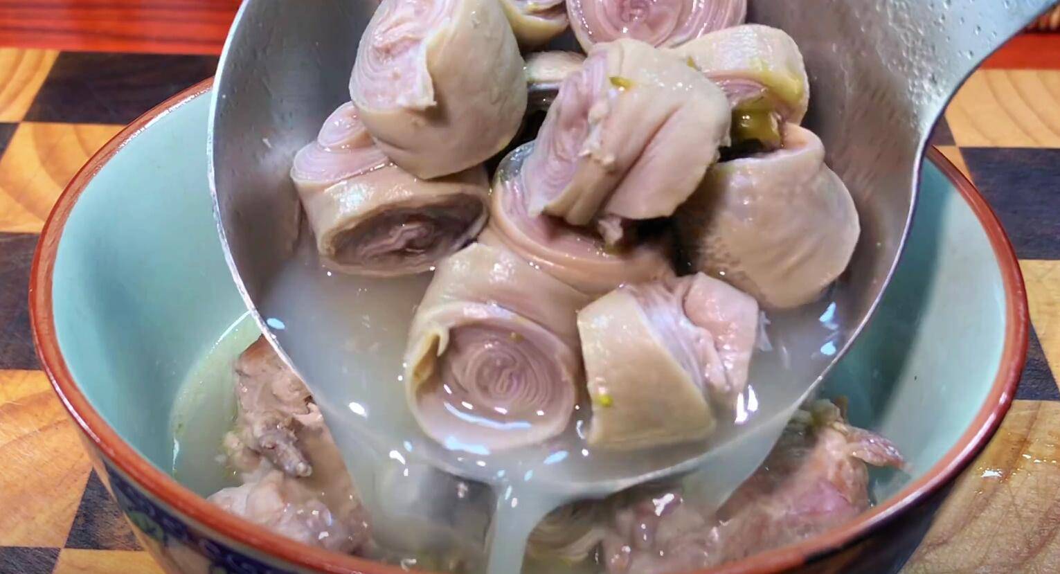 5,时间到了之后,将套肠夹出来,放在案板上,给它切成小块,再回锅煮一下