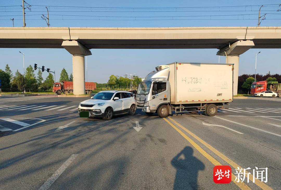 货车转弯强行超车,撞上同向小车担全责