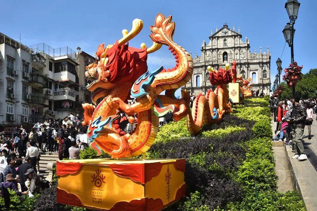 今天是龙年正月初三,中华民族的腾龙出现在大三巴牌坊下,腾龙形象生动