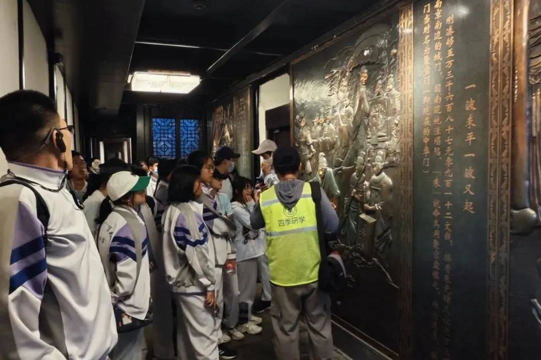 新区实验学校初二年级开启了西安研学旅行,学生们漫步大唐芙蓉园内