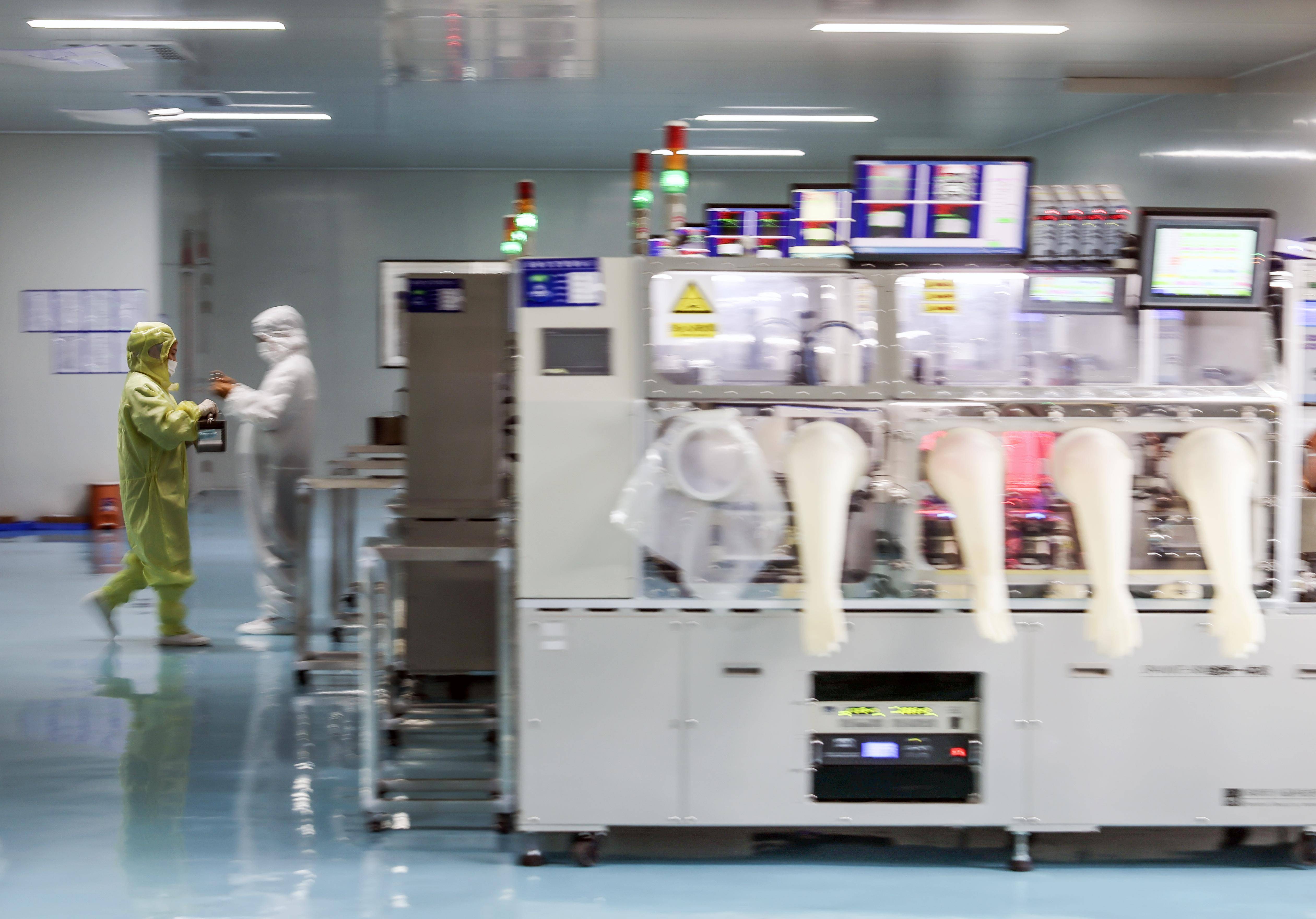 在山东省日照市东港区日照皓诚电子科技有限公司,员工在无尘车间内