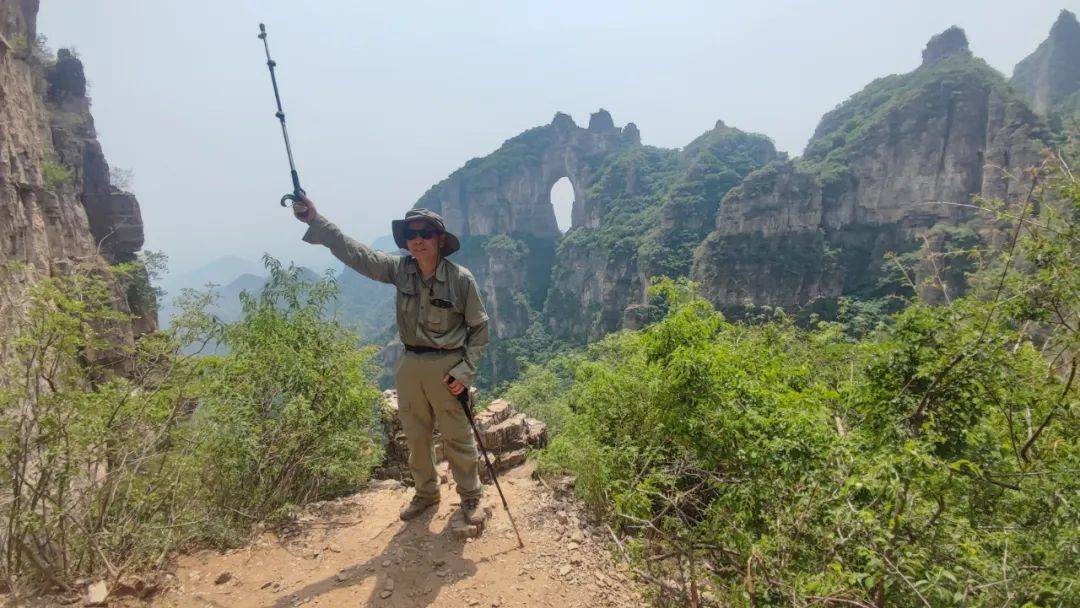 传说蚕姑圣母修练成仙后,一掌破峰成"门",由此乘车飞去,而那"门扇"则