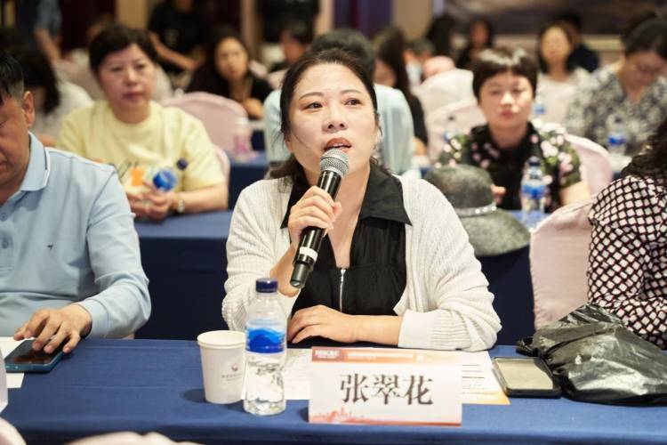 在专家讨论环节,泽州县人民医院副院长张翠花教授,山西白求恩医院消化