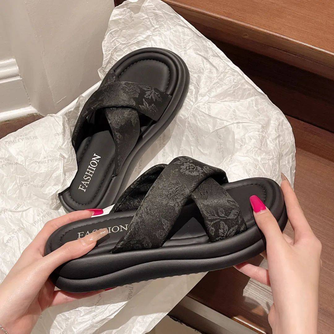 国风刺绣工艺,彰显精致大气!4cm防滑厚底,材质轻便,舒适不磨脚!