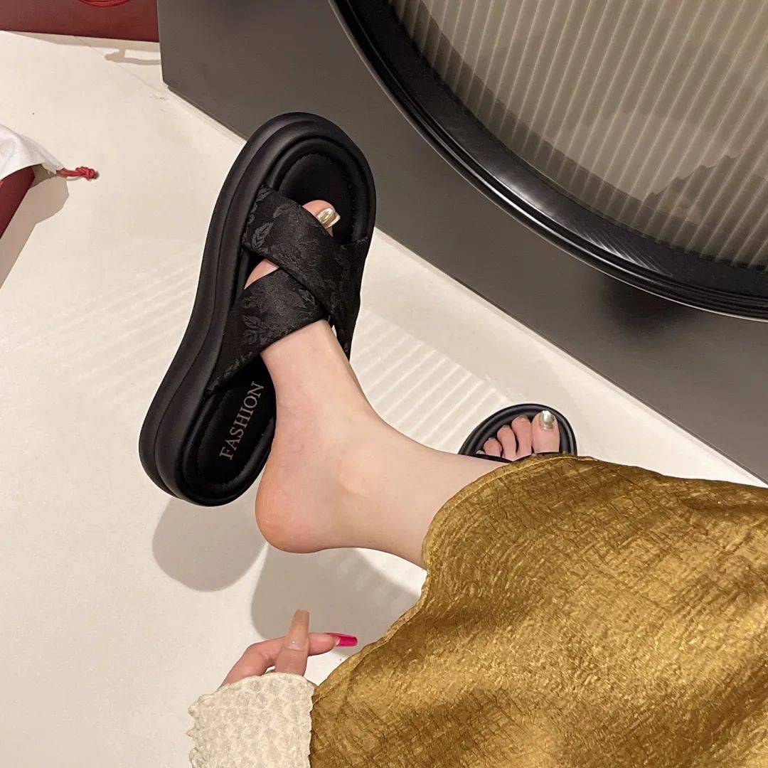 国风刺绣工艺,彰显精致大气!4cm防滑厚底,材质轻便,舒适不磨脚!