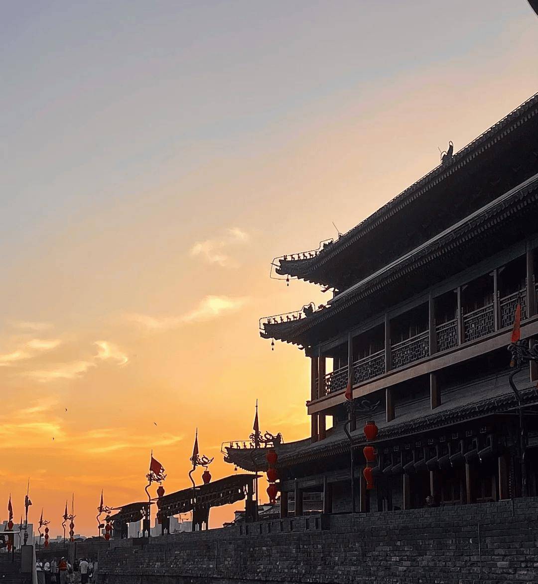 西安城墙拍了拍你，想看看你镜头下的城墙夏日-西安城墙朋友圈配文