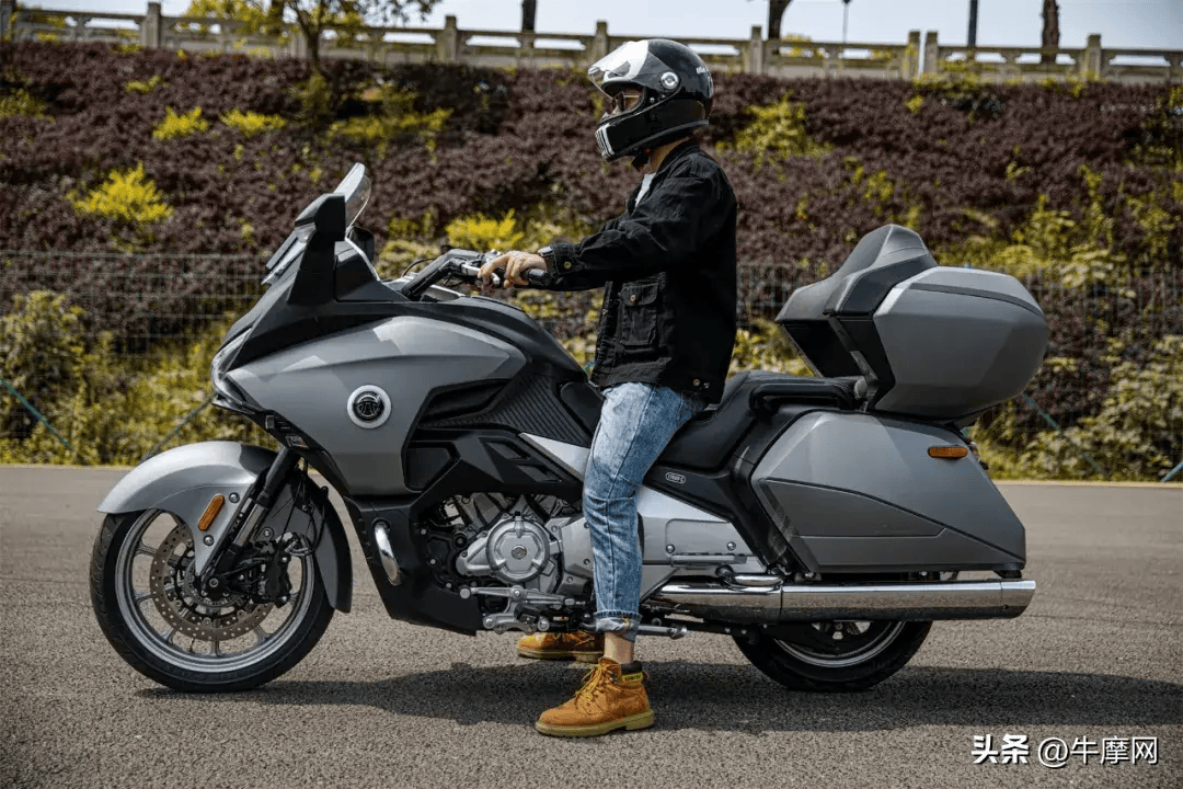 矮子座高展示)星舰6采用了一台实际排量为573ml的v型双缸的水冷发动机