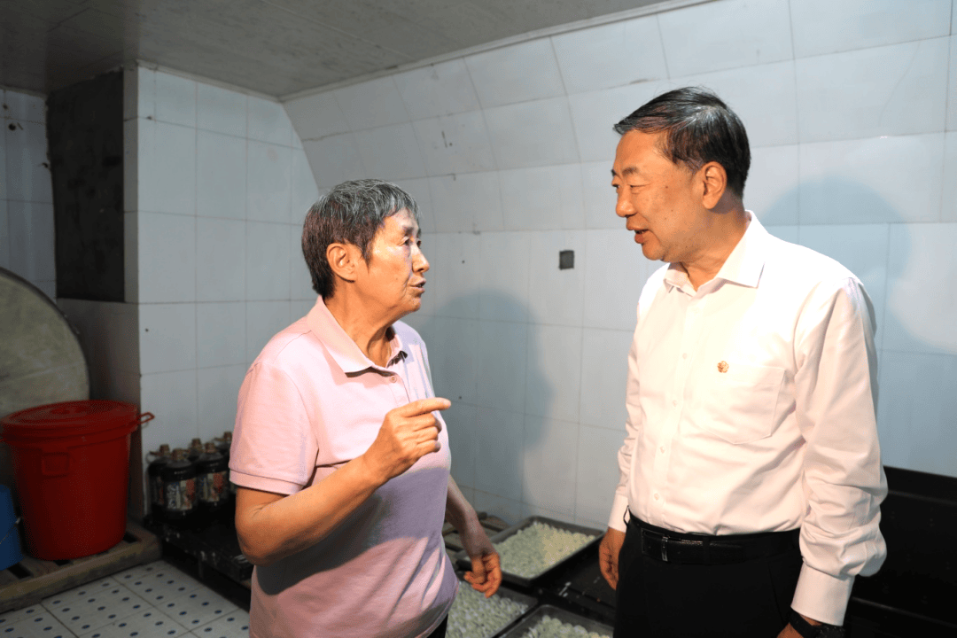 江阴市委书记许峰一行考察调研澄延慈善幸福家园创建工作