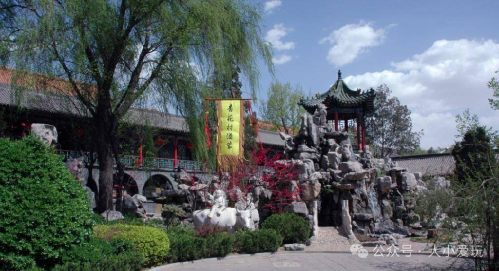 游客来到景区参观,既可以了解汾酒从古至今的发展历程和生产过程,同时