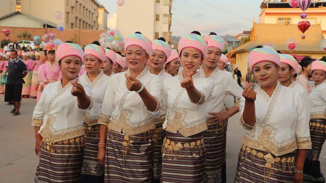 手势和灵动的眼神,传达出一种和平,安宁和祥和的氛围,表现了傣族舞蹈