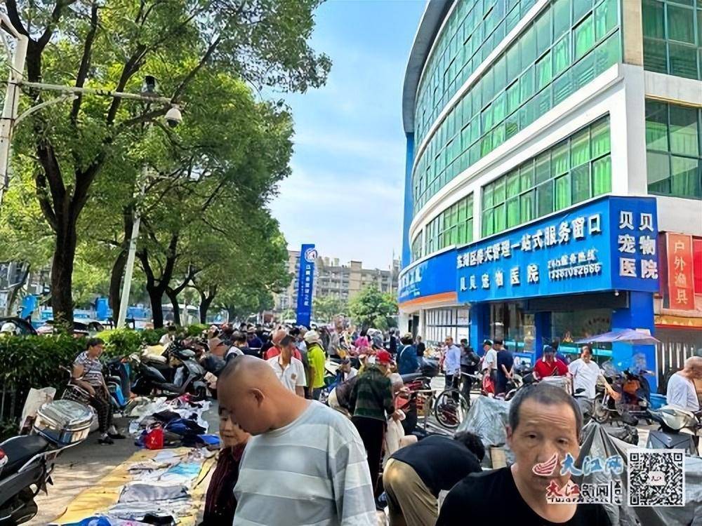 南昌二七北路周末小摊贩占道经营 人行横道水泄不通