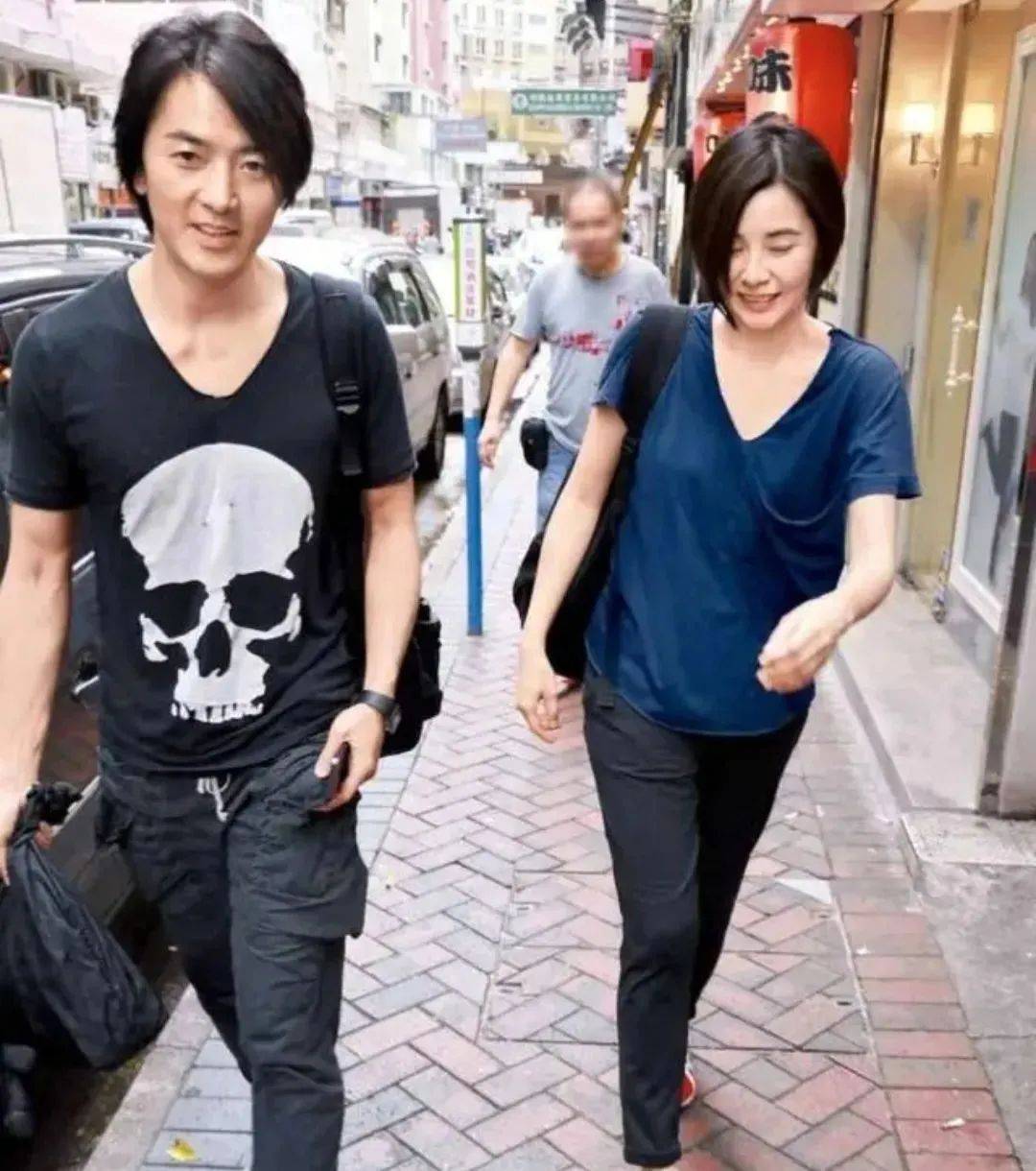 郑伊健老婆太性感了,49岁穿女仆装,身材苗条,郑伊健有福了