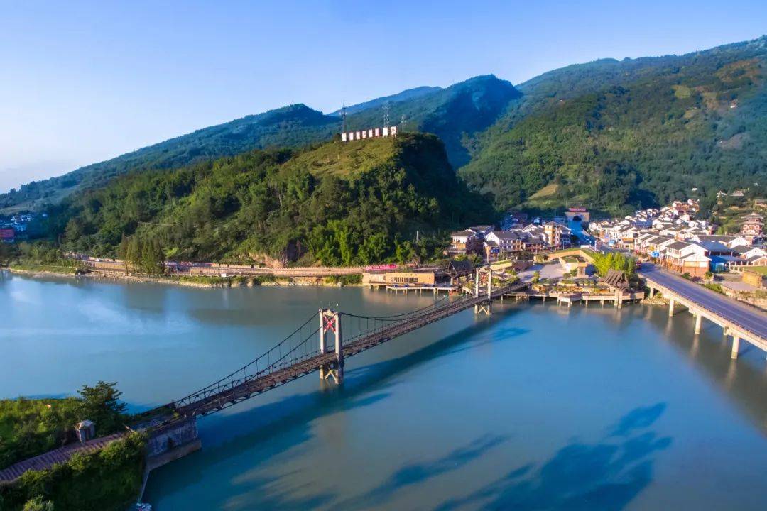 这条线路含多彩湖泊汉源湖,飞仙湖,硗碛湖,百丈湖,清漪湖等,可看水天