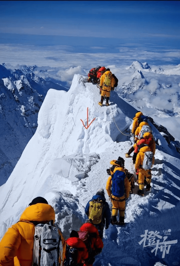珠峰登顶“堵车”后冰架断裂，5人坠崖，2人没爬上来！旅行博主回忆惊魂瞬间：脚下的雪突然塌陷