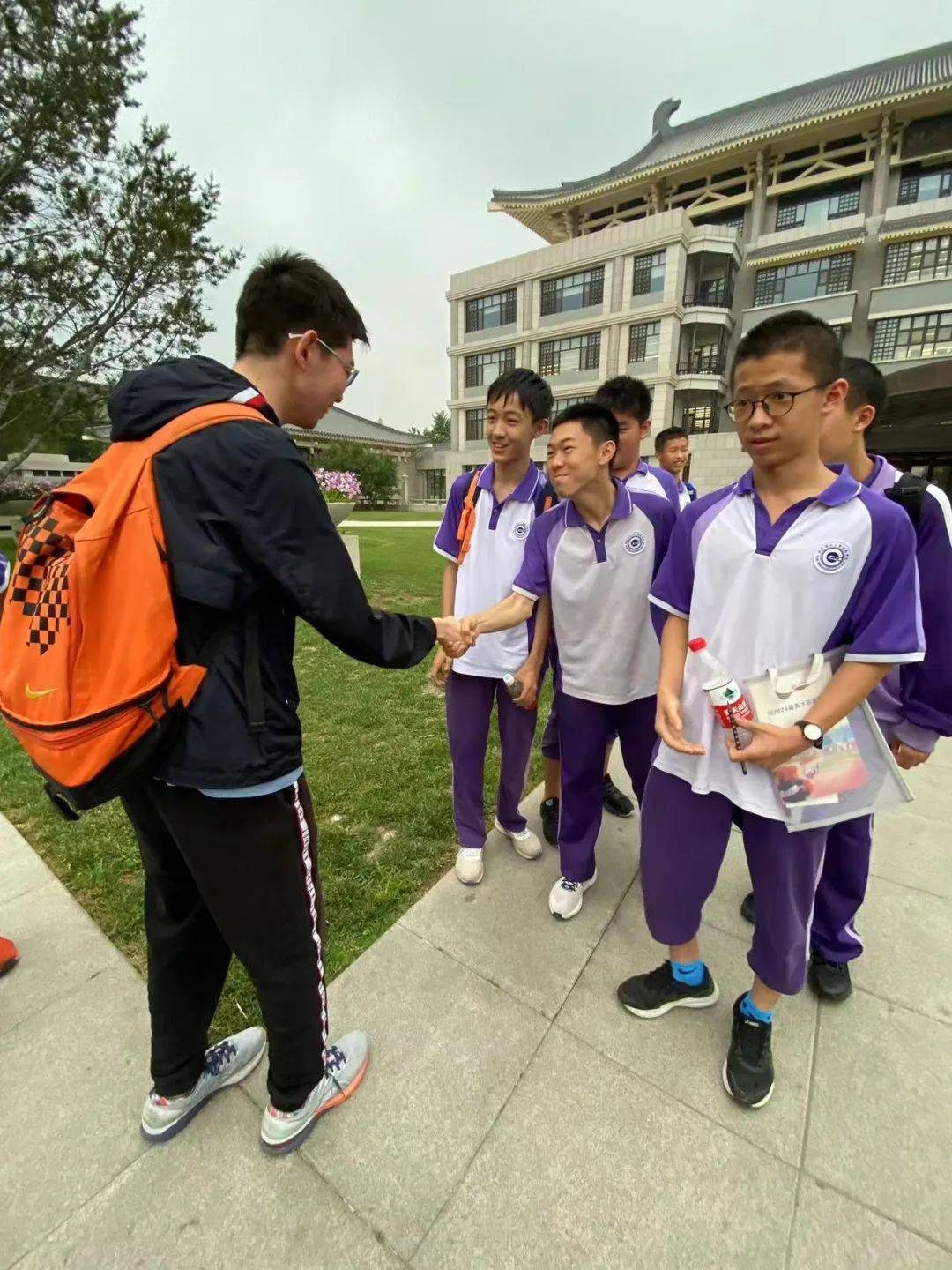 清风过燕园,花木映笑颜.