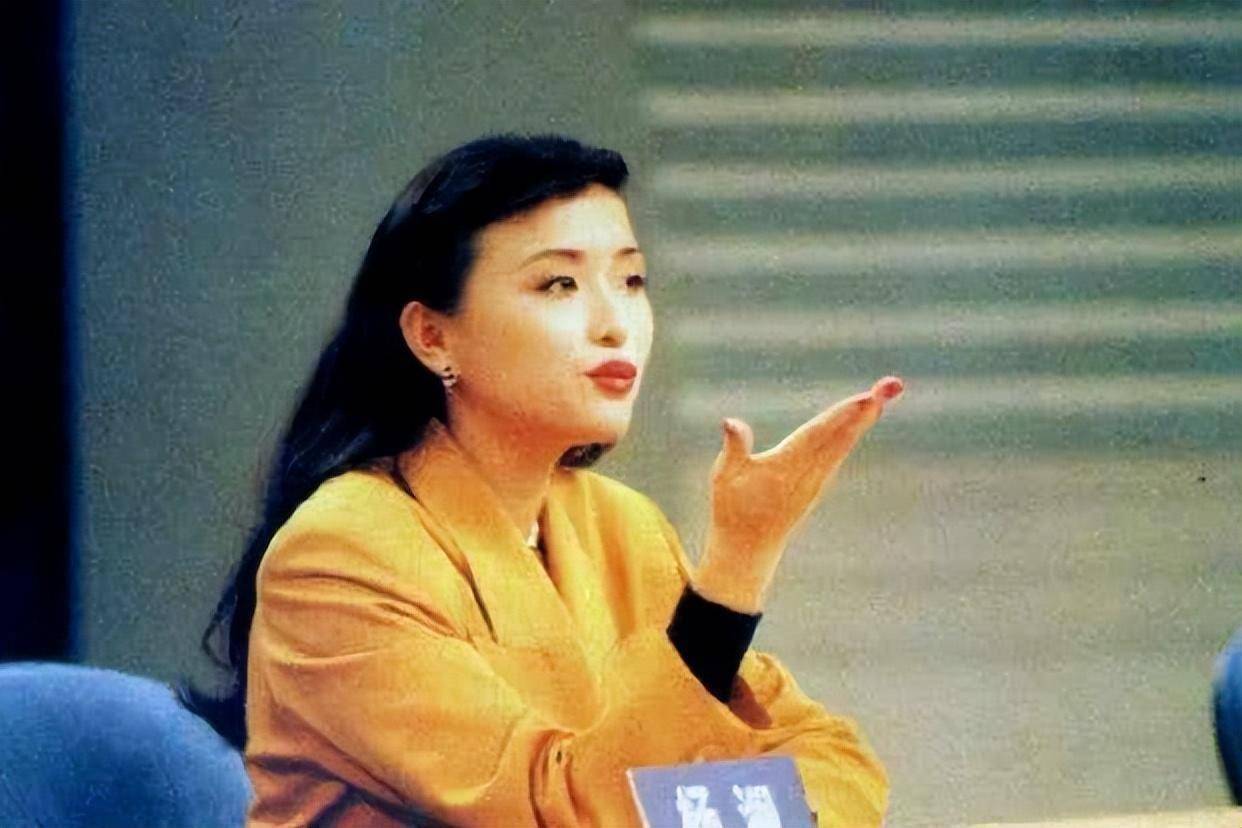 他是杨澜的儿子,长相像复制粘贴,身高1米85,高大帅气