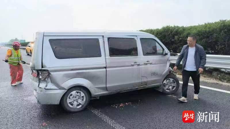 小客车违规载货,爆胎翻车2吨西瓜尽毁