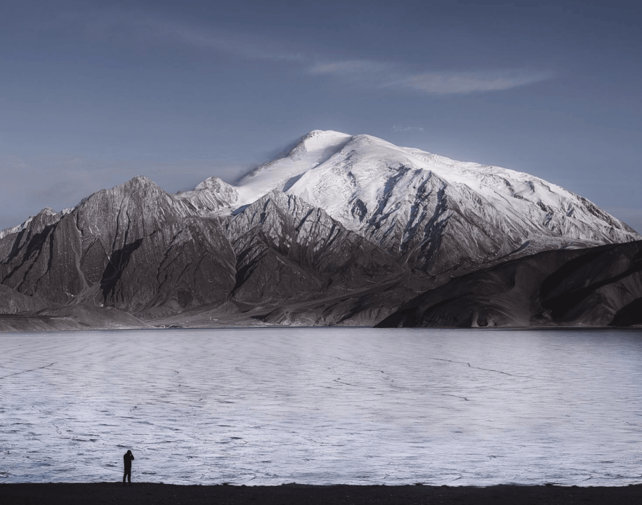山体的纹理以及山顶的积雪放大之后都是非常清晰,中画幅低秤涤懈