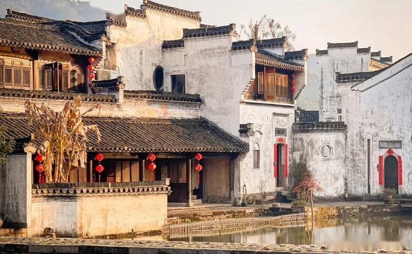 宏村历史悠久,古迹众多,以徽派建筑闻名于世,主要景点有南湖风光,南湖