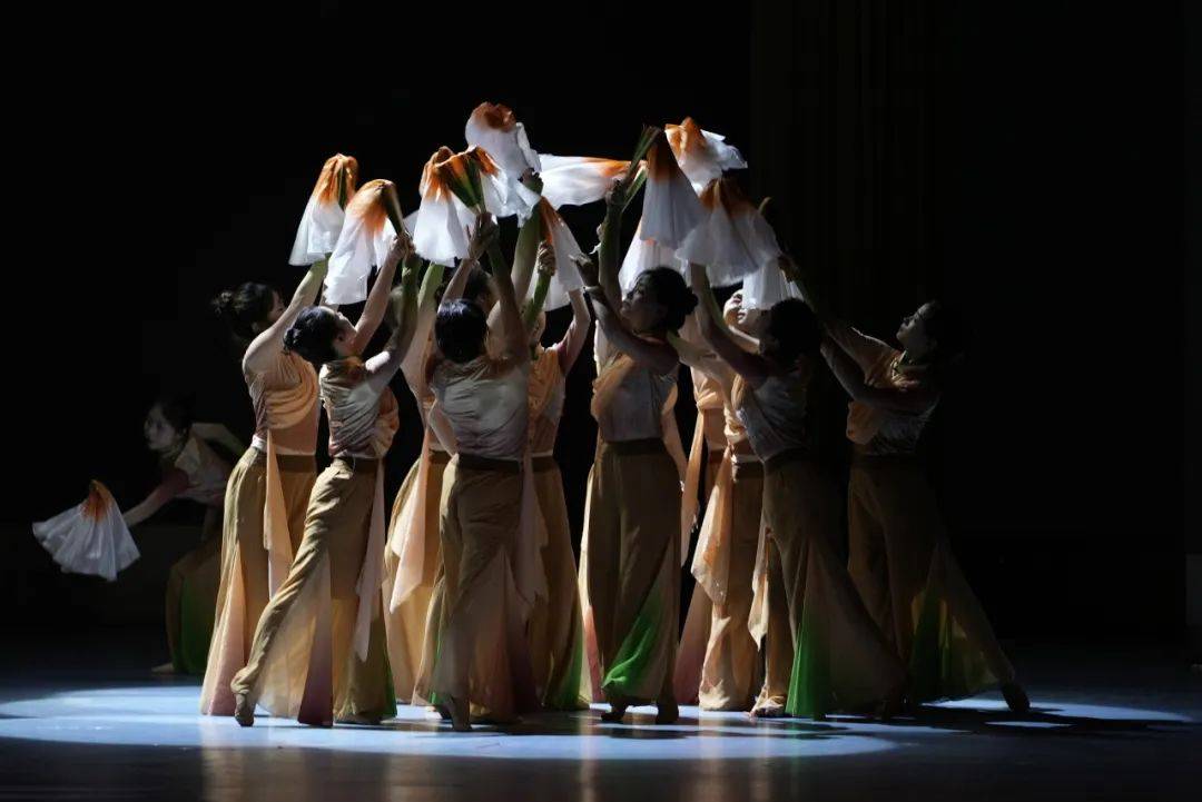 舞蹈《黄河岸边芦花开》"光荣花"是军人永争第一的荣誉之花,他们把"