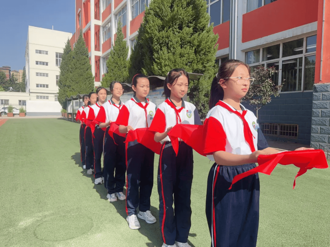 山西各级少先队组织开展"红领巾爱祖国"新队员入队仪式_少先队员_小学