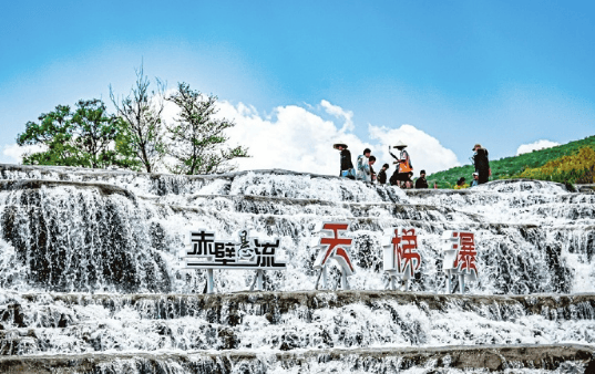 长治:赤壁悬流随着夏日气温升高,山西太原市老军营小吃街热闹起来