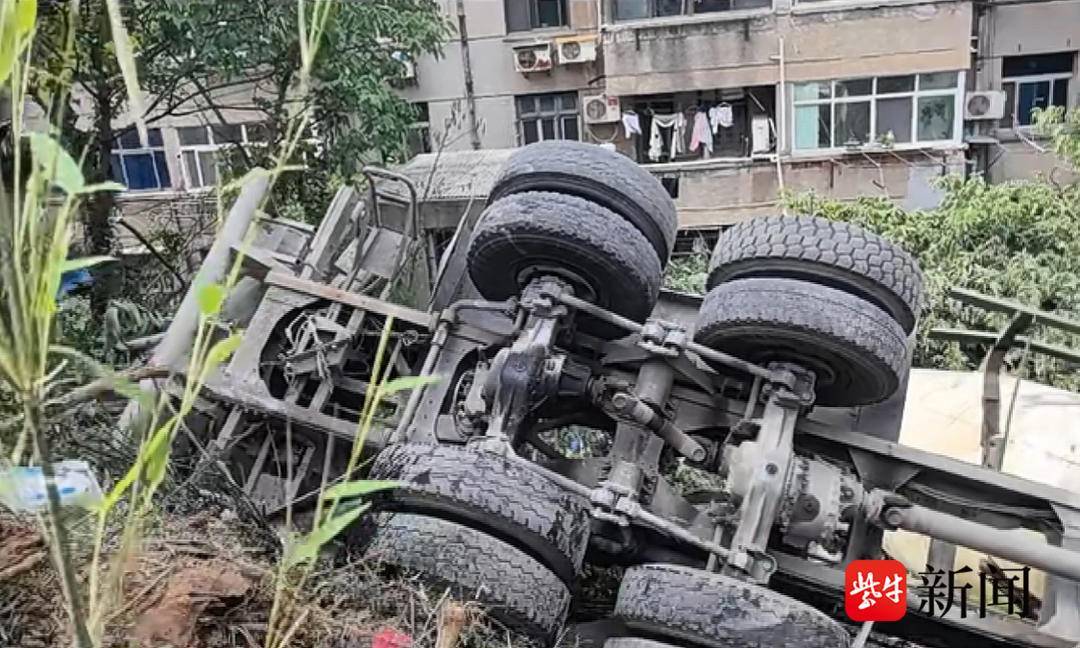 视频 |混凝土搅拌车侧翻,消防员狭小空间中救出被困驾驶人