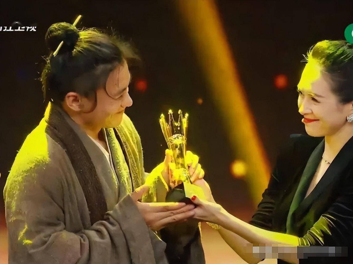 2017年,章子怡曾经在节目《演员的诞生》里,毫不吝啬于对周一围的欣赏