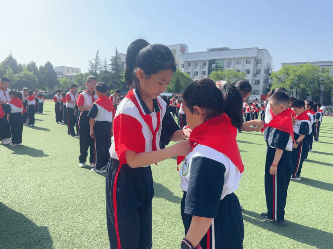 山西各级少先队组织开展"红领巾爱祖国"新队员入队仪式_少先队员_小学