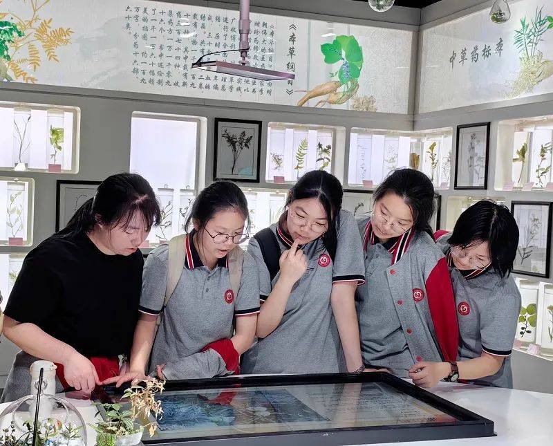 追光而行 逐梦之旅——曙光中学2026届高一年级走进华东理工大学