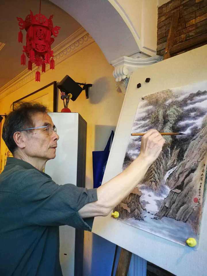 握枪的手拿起画笔 退休12年后他在家乡衢州开个展