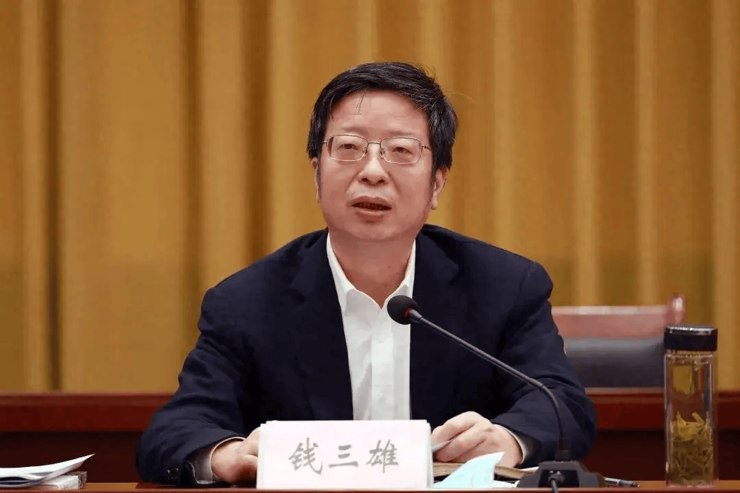 钱三雄曾任诸暨市市长,市委书记,绍兴市委常委,诸暨市委书记,温州市委